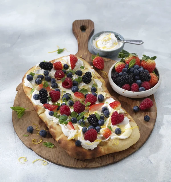 Pinsa med söt vaniljmascarpone, citron och färska bär