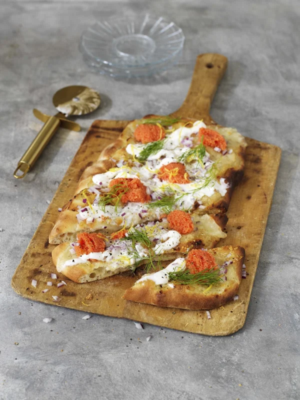 Pinsa med fluffig citronmascarpone, rom och rödlök