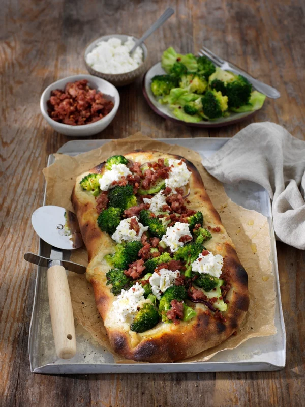 Pinsa med knaprig salsiccia, broccoli och krämig citronricotta