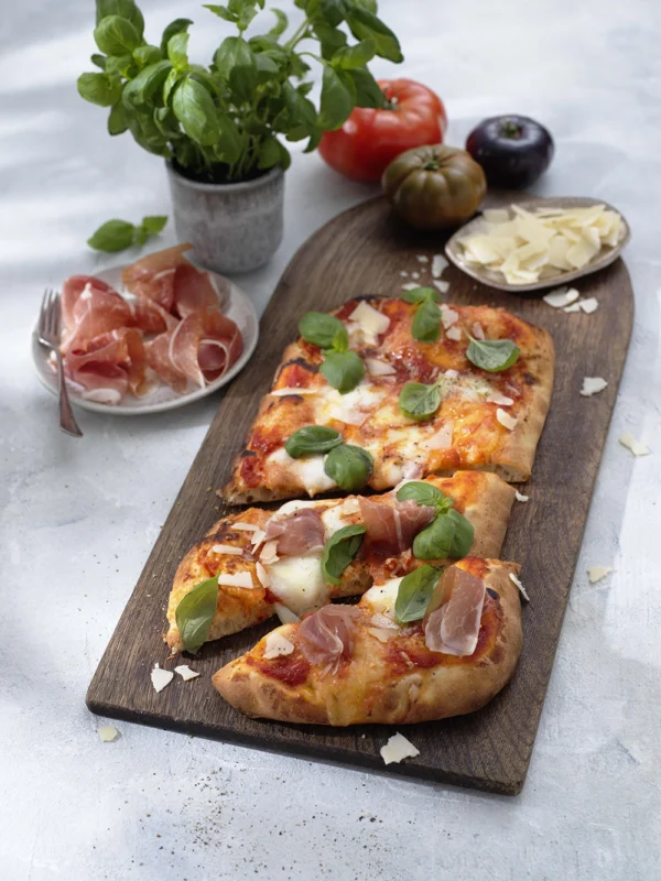 Pinsa med tomatsås, mozzarella och prosciutto