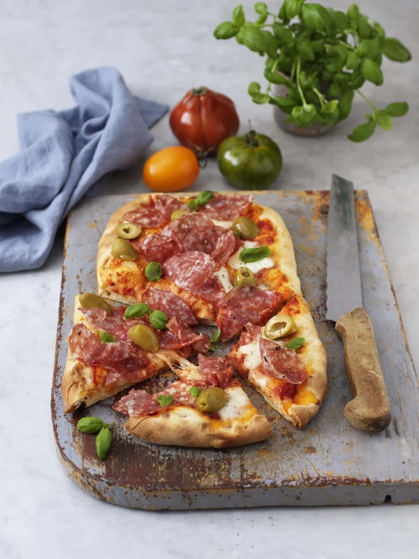 Pinsa med salami och oliver