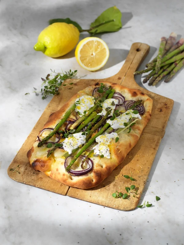 Pinsa med sparris, burrata och rödlök