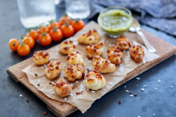 Pizzaknutar med het salami, vitlök och pesto