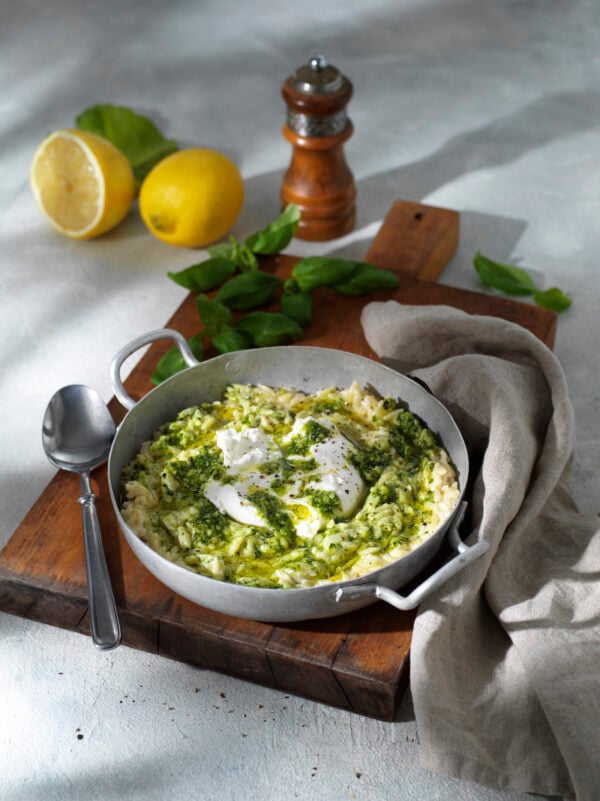 Krämig risoni med pesto och burrata