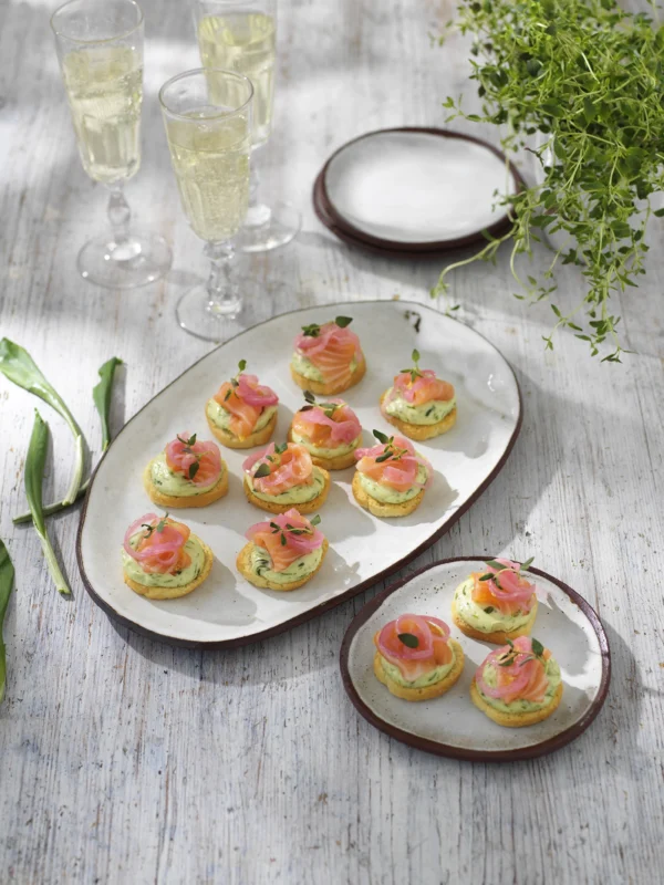 Crostini med ramslöksmajonnäs, lax och picklad rödlök