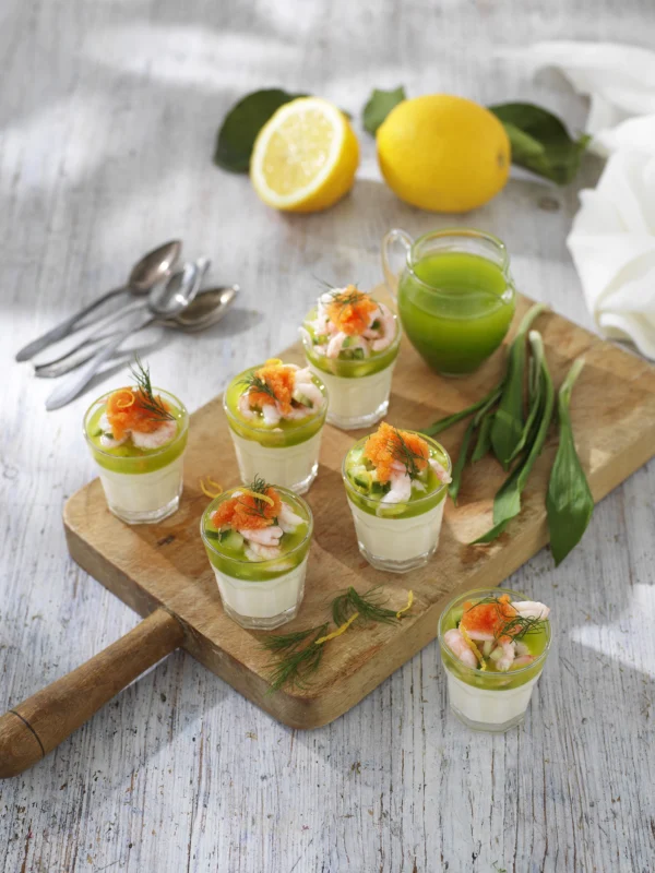 Parmesanpannacotta med marinerade räkor och ramslöksolja