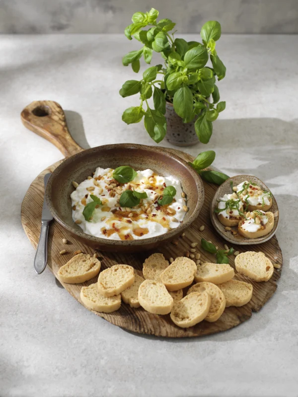 Burratadipp med hot honey och glutenfria crostini