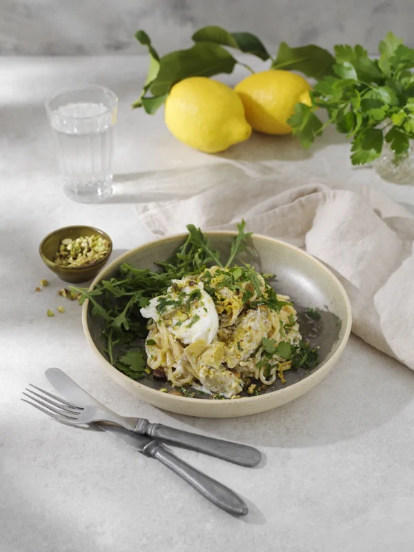 Glutenfri citronpasta med kronärtskocka, mozzarella och pistage