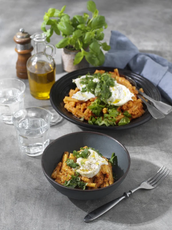 Glutenfri Strozzapreti med rostad tomatsås och burrata