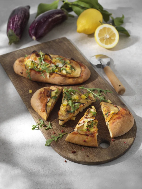 Glutenfri pinsa med aubergine, inlagda citroner och rosépeppar