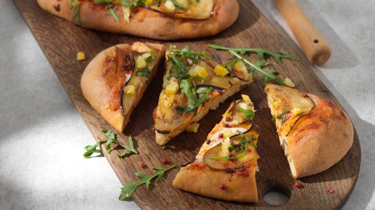 Glutenfri pinsa med aubergine, inlagda citroner och rosépeppar