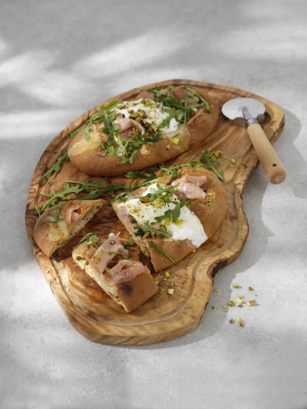 Glutenfri pinsa med burrata, mortadella och pistagenötter