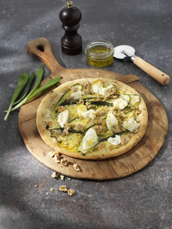 Glutenfri pizza med zucchini, valnötter och ramslök