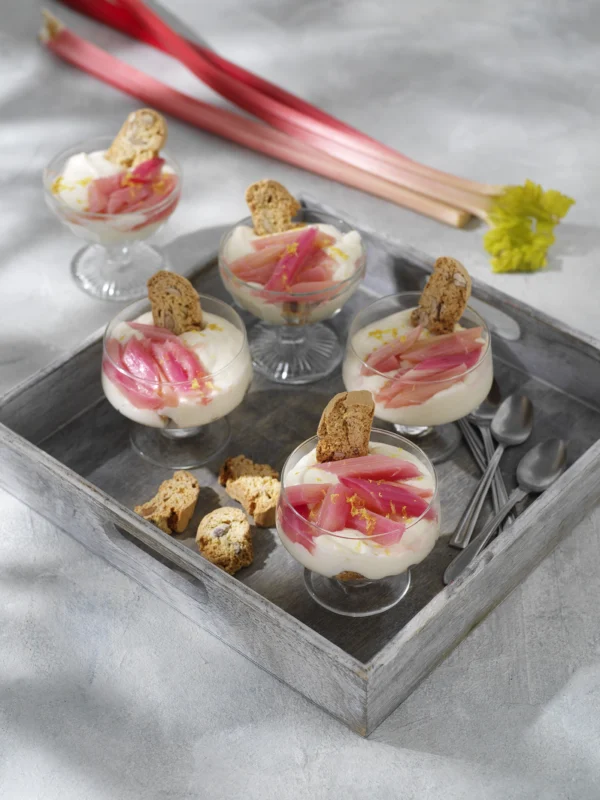 Mascarpone med pocherad rabarber och Cantucci