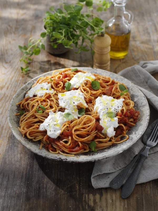 Spaghetti med het tomatsås och stracciatella