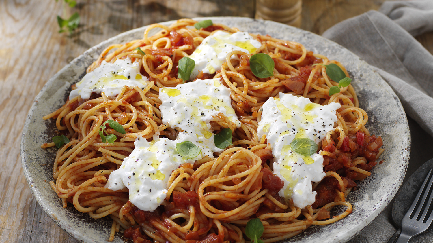 Recept från Zeta. Spaghetti med tomatsås och stracciatella
