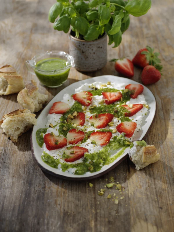 Stracciatella med jordgubbar och pesto