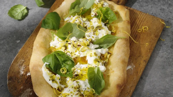 Pinsa med burrata, citron och pistagenötter