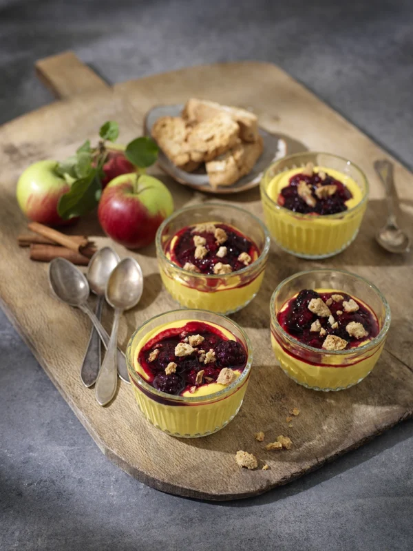 Saffranskräm med glöggdoftande bär och cantuccini