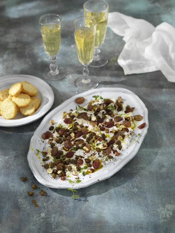 Stracciatella med rostade vindruvor och hasselnötter