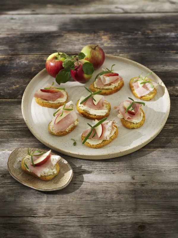 Bruschetta med julprosciutto, senapskräm och äpple