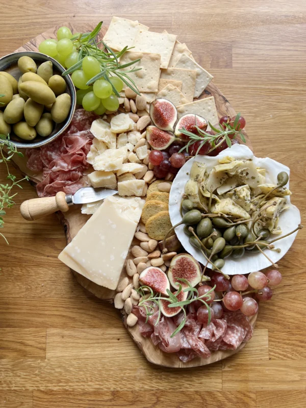 Ostbricka med fikon, cocktailkapris och oliver