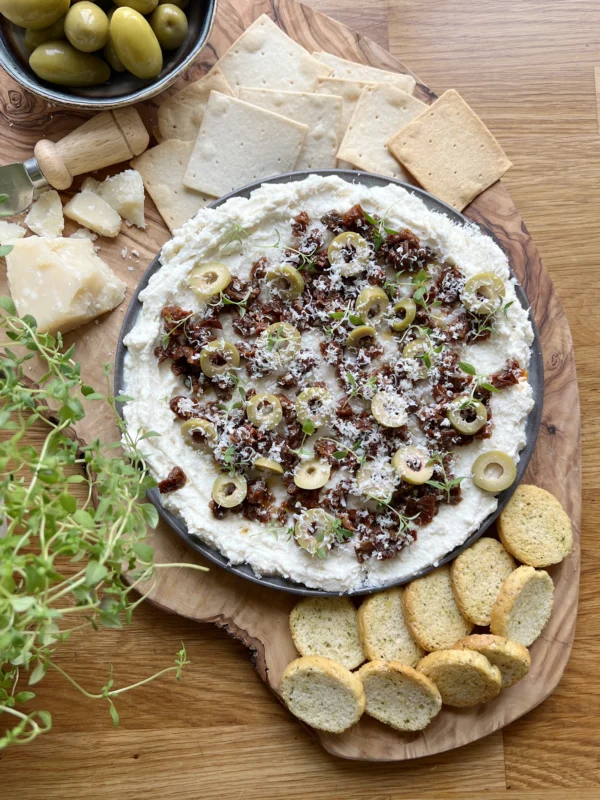 Parmesandipp med oliver och soltorkade tomater