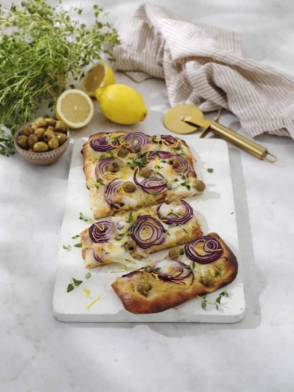 Pinsa Limone med rödlök och oliver