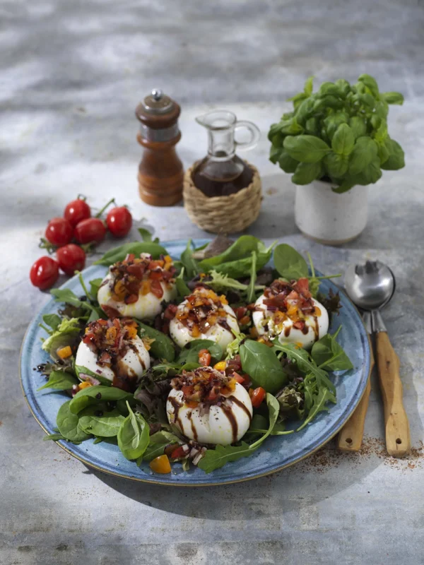 Krämig burrata med tomatsallad och söt balsamvinäger