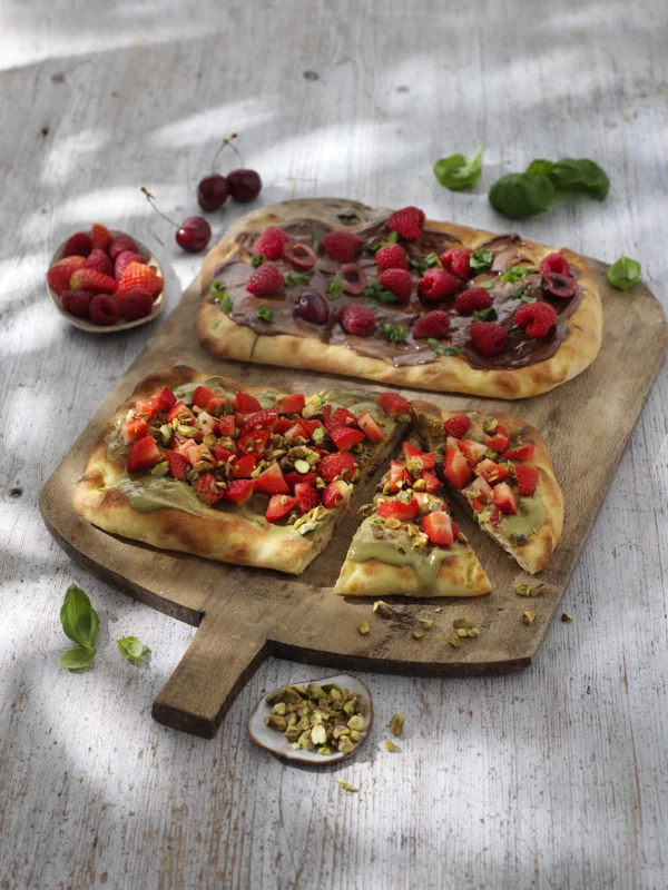 Pinsa med nötcreme och sommarbär