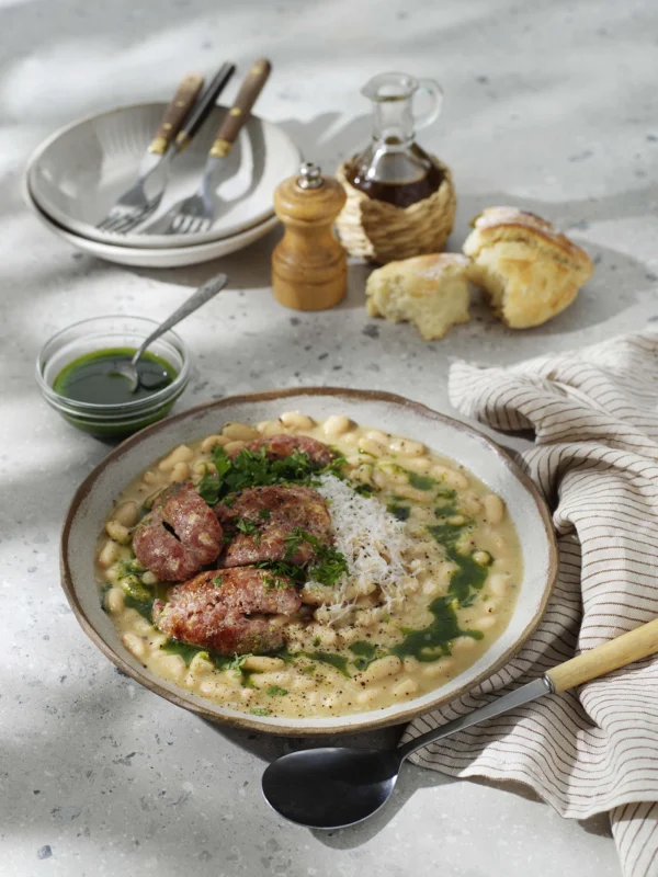 Cacio e pepebönor med salsiccia och örtolja