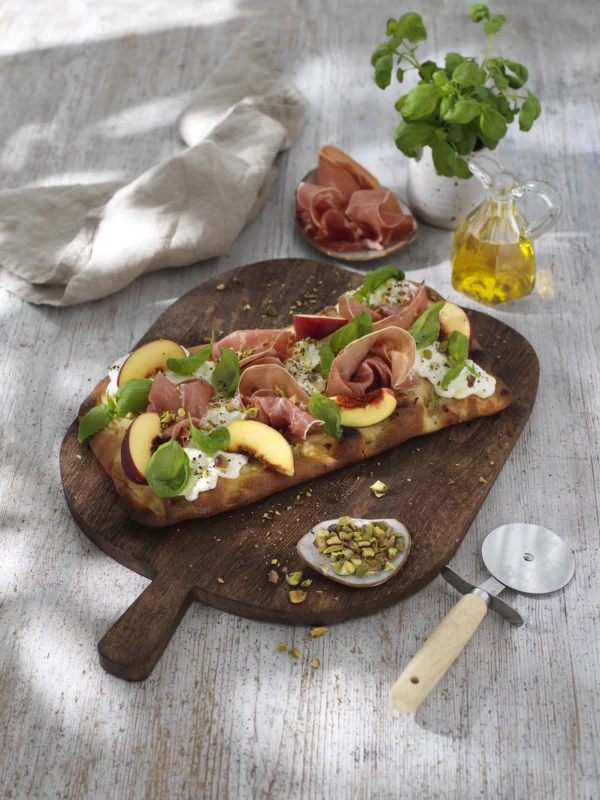 Pinsa med serrano, stracciatella och nektariner