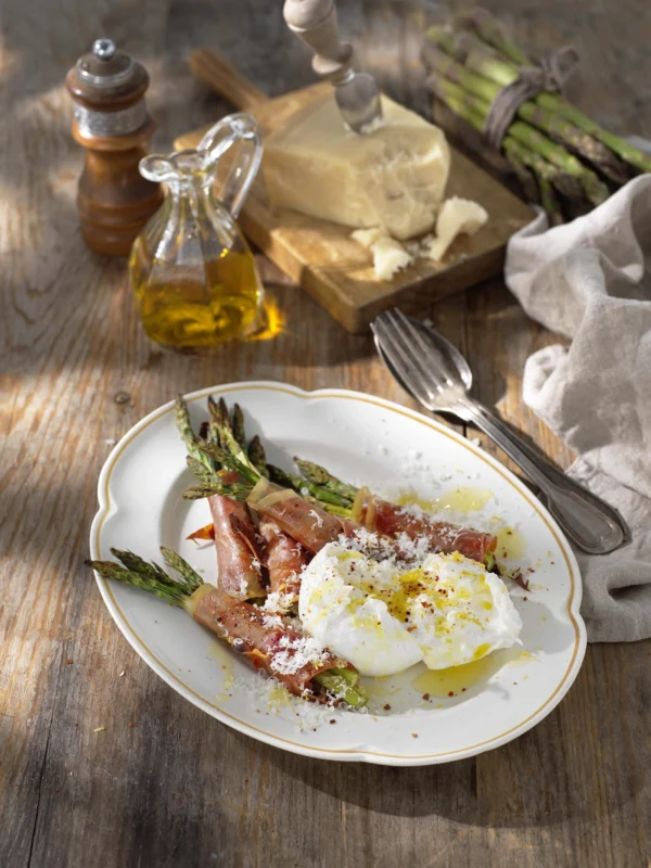 Prosciuttolindad sparris med burrata