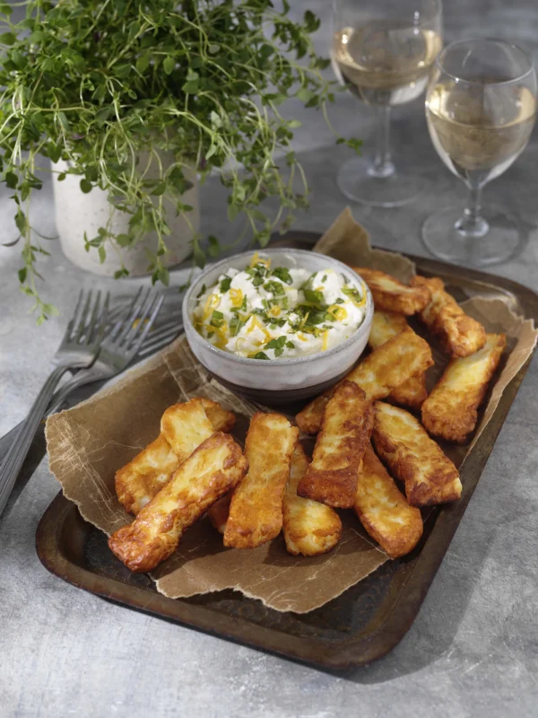 Halloumi fries i airfryer med mynta- och yoghurtdipp