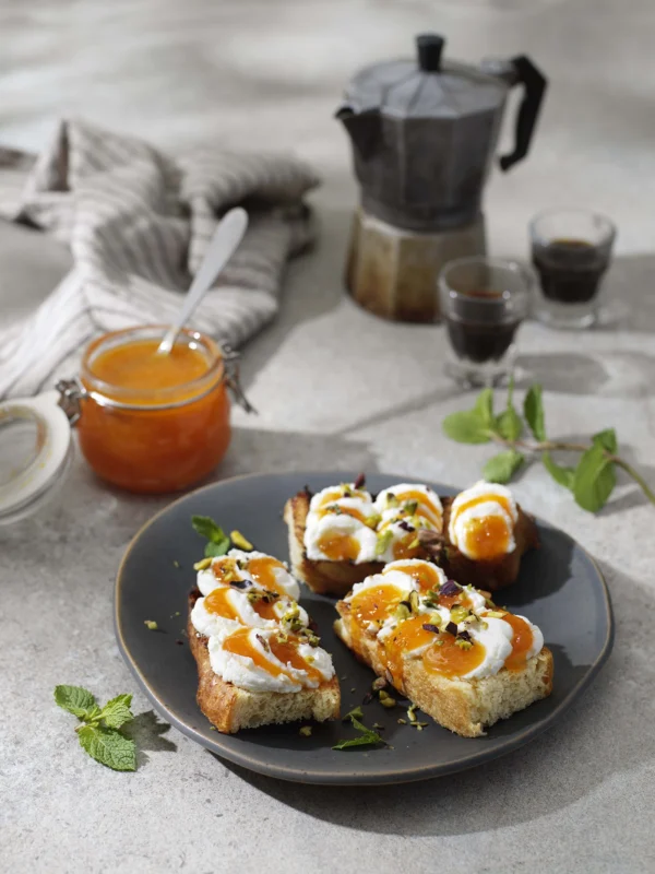 Rostad macka med mascarpone och aprikosmarmelad