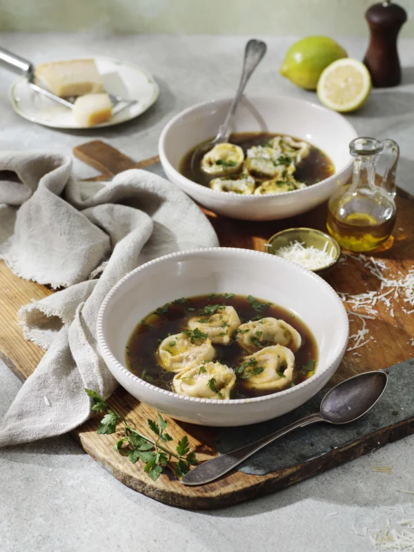 Hemgjord tortelloni med svamp och svampbuljong