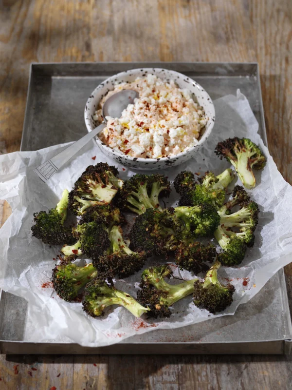Frasig broccoli i airfryer med krämig fetaostdipp