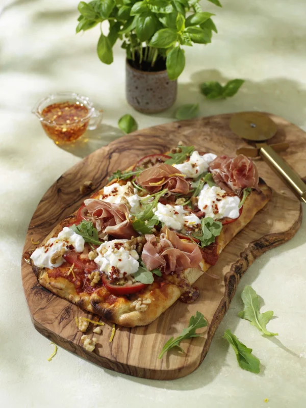 Pinsa med burrata, prosciutto crudo och hot honey