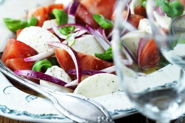 Tomat och mozzarellasallad med vinägrett