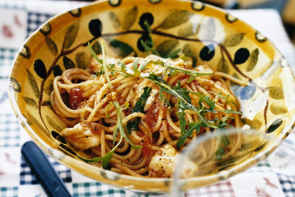 Recept från Zeta. Spaghetti med tomatsås, mozzarella och rucola