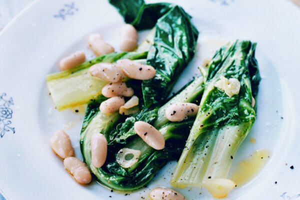 Stekt mangold med vitlök och cannellinibönor