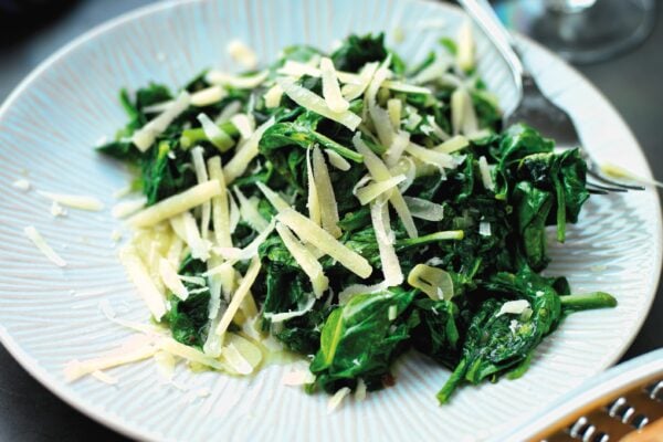 Stekt spenat med vitlök och parmesan