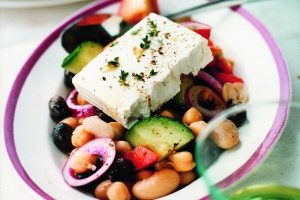 Bönsallad med tomater, oliver och fetaost