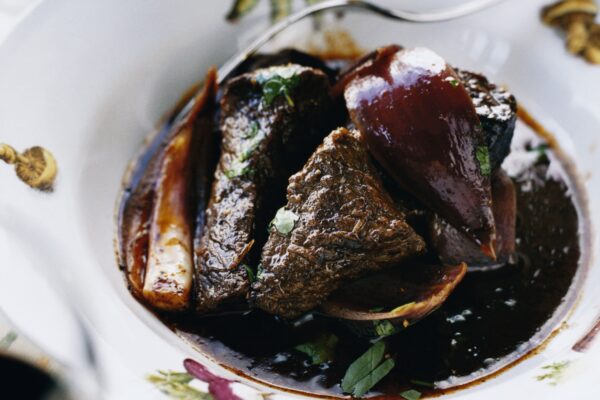 Bräserad högrev med balsamvinäger och rödlök