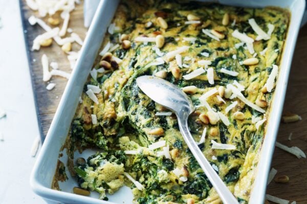 Frittata med spenat, parmesan och pinjenötter