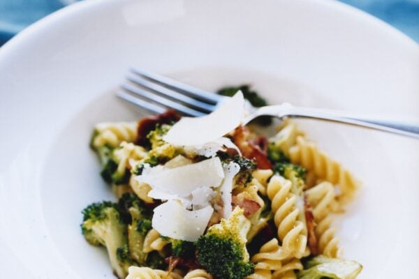 Pasta Fusilli Bucati med broccoli och pancetta