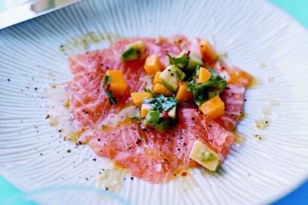 Laxcarpaccio med mango & avokado