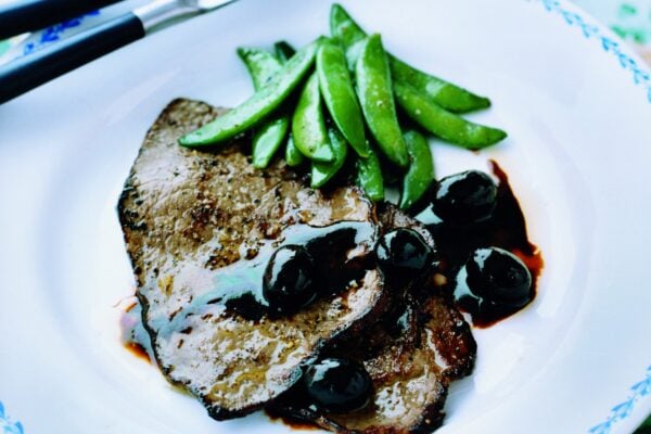 Lövbiff med oliver och färska ärtor i vinägersås
