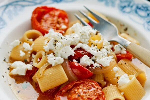 Pasta Mezze Maniche med getost och tomater