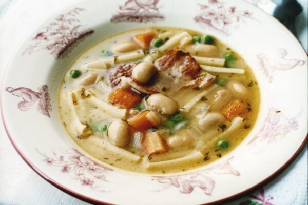 Minestrone med rimmat fläsk och bönor